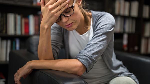 女生手掌全息反响